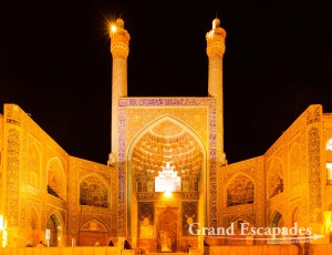 The Shah Mosque or Imam mosque (after the 1979 Islamic revolution in Iran) or Jameh Abbasi Mosque - at night - Maydan-e Imam, or Maydan-e Shah or Maydan-e Naqsh-e Jahan, or Imam Square in Esfahan -, Esfahan, Iran