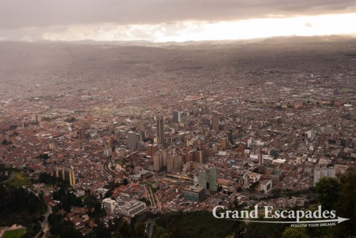 Another landmark, Cerro Monserrate with its huge white church, we also saved for the very last evening. The funicular took us up to 3.152 meters in no time. The view of the 1.700 square kilometer capital below was even impressive with a light drizzle setting in