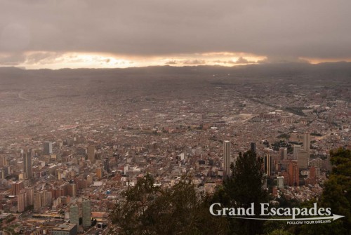 Another landmark, Cerro Monserrate with its huge white church, we also saved for the very last evening. The funicular took us up to 3.152 meters in no time. The view of the 1.700 square kilometer capital below was even impressive with a light drizzle setting in