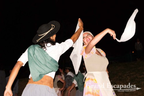 In the meantime, the young dancers waiting for their gig simply started to dance next to the stage. It kind of set the mood for what followed: a top performance of folkloristic dances from the Cordoba region presented in a firework of emotions and devotion that brought tears in your eyes
