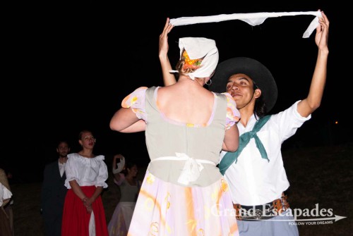 In the meantime, the young dancers waiting for their gig simply started to dance next to the stage. It kind of set the mood for what followed: a top performance of folkloristic dances from the Cordoba region presented in a firework of emotions and devotion that brought tears in your eyes