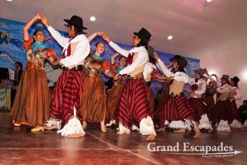 In the meantime, the young dancers waiting for their gig simply started to dance next to the stage. It kind of set the mood for what followed: a top performance of folkloristic dances from the Cordoba region presented in a firework of emotions and devotion that brought tears in your eyes