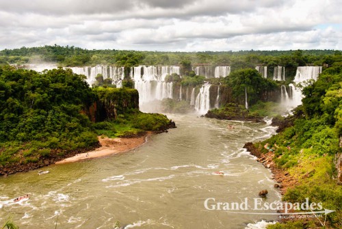 The Brazilian side of the waterfalls is completely different: you do not have the close view from the waterfalls, but on the other hand you get a much better panorama and hence a much better idea of the overall dimension and layout of the falls - Iguazu Falls, Brazil