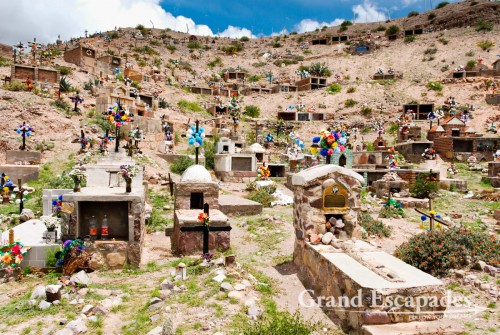 The tiny village of Maimara is a bit further north and found its way into the tour books because the village cemetery is not only picturesque but squashed on a small hill just on the edge of the pueblo