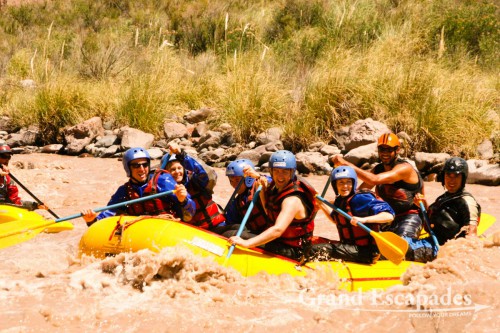 Rio Mendoza is just ideal for beginners who are looking for strong adrenaline output. It was truly exhilarating to zigzag between the rocks at high speed in the muddy glacier waters. The temperature of the water was 11 degrees and when the first waves hit us, at times more than one meter high, we even got a good taste of it