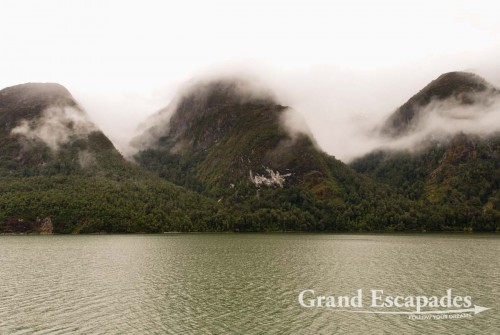 Cruise from Puerto Montt to Puerto Natales, Patagonia, Chile - When we woke up the next morning it was raining, there was fog and the wind made a longer stay on deck uncomfortable, at least for Heidi: Gilles stayed there several hours
