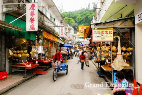 The fishing village of Tai O has undergone the biggest change: the stilt houses still existed, but lots of other houses had been built all around it. The hand drawn ferry had been replaced by a bridge and the street leading off it was lined with shops