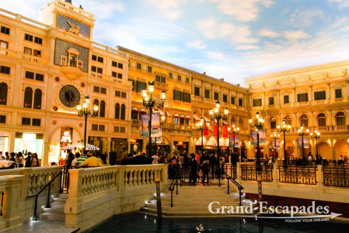 The Venetian Hotel & Casino, a replica of the very city and what is most amazing, not badly done! The dimensions are mind-boggling...