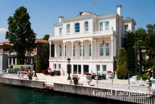 The very rich Istanbulites probably own one of incredibly picturesque dwellings perched on the shores of the Bosporus.