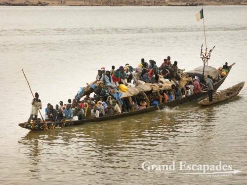 Public transport on the Niger ... Eventually we decided against using them! Boat near the harbor of Mopti, Mali