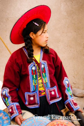 Woman in traditional dress, Puno, on the shores of Lake Titicaca, Peru, South America