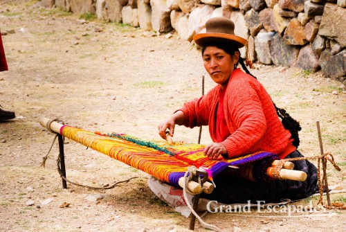 Woman working on the loom in La Raya, at 4.335 meters, Puno, on the shores of Lake Titicaca, Peru, South America