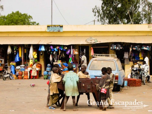 In the Gare Routiere of Ziguinchor, young Talibés take a rest from collecting donations and play the "Baby Foot". At every Gare Routiere in Senegal, you have more people hanging out, selling or looking for odd jobs than people travelling