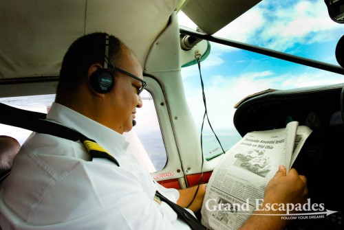 Flight from La Paragua to Canaima - El Capitan started reading the newspaper when we had reached our cruising altitude of 3.500 feet, of course in a plane without auto-pilot
