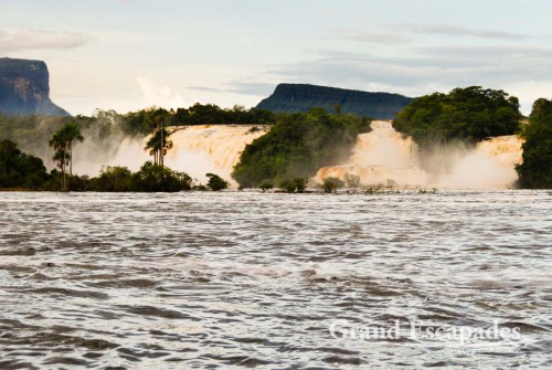 Boat trip on the Laguna of Canaima, with view on Salto Hacho, Venezuela