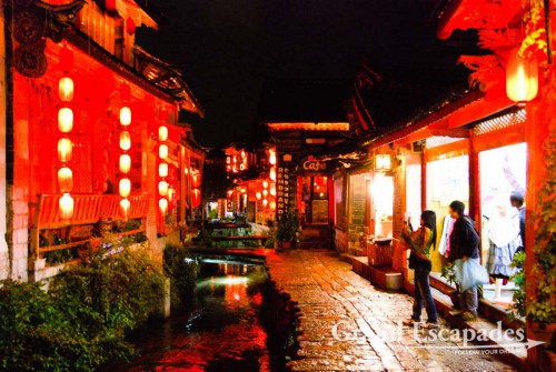 Cobble-stone streets lined with traditional Naxi architecture in the Old Town of Lijiang, Yunnan's number one tourist destination, China