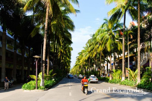 Jinghong, the capital of the Xishuangbanna province, seems like the Chinese Riviera, China