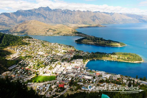 Queenstown;s scenic backdrop (Remarkable Mountains and Lake Wakatipu), South Island, New Zealand